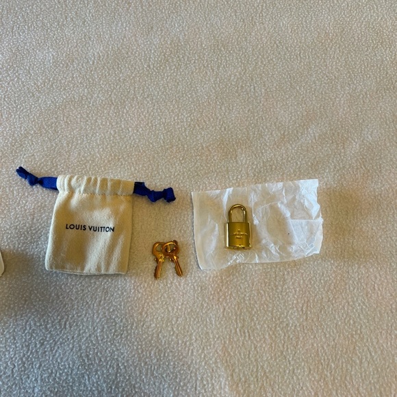 **New** Louis Vuitton Lockset #311 with 2 keys and Dustbag - Picture 4 of 12